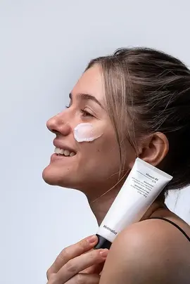 Minimalist Vitamin B5 10% Moisturizer application on girl